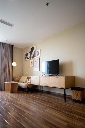 TV a/nebo společenská místnost v ubytování Sline Hotel and Apartment