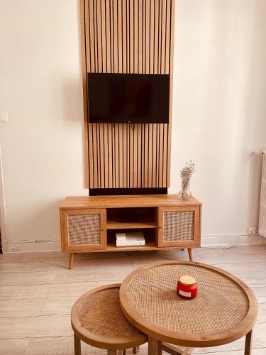 a living room with a tv and a coffee table at Studio récemment rénové proche gare et ville in Nice