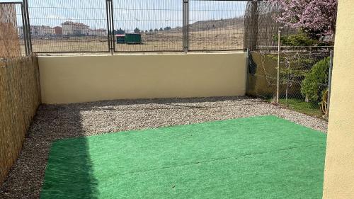 un suelo verde frente a una valla en Apartamento Casa Valero, en Rubielos de Mora