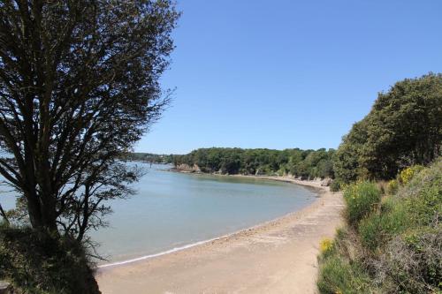 a view of a beach next to a river at La petite chaumine in Saint-Nazaire
