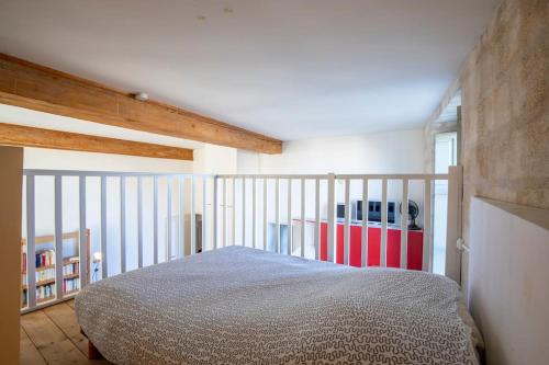 une chambre avec un lit dans une pièce dans l'établissement Yani - Grand studio intra-muros cadre exceptionnel, à Avignon
