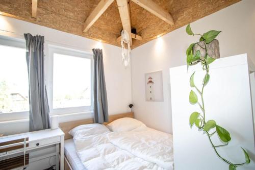 a bedroom with a bed and a window at Ferienwohnungen Fehmarn mit Parkplatz in Petersdorf in Fehmarn