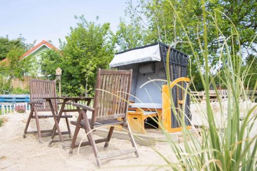 a group of chairs and a table and a play house at Ferienwohnungen Fehmarn mit Parkplatz in Petersdorf in Fehmarn