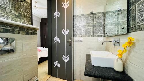 a bathroom with a sink and a mirror at BluO 1BHK Medanta Medicity, Kitchen, Balcony, Lift in Gurgaon