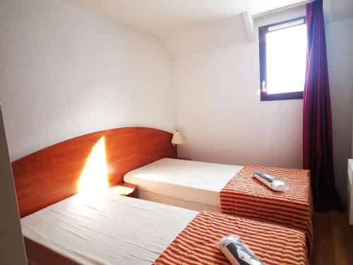 Tempat tidur dalam kamar di Appartement La Mongie, 3 pièces, 7 personnes - FR-1-404-274
