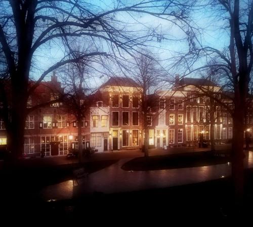 een verlicht gebouw 's nachts met verlichting bij De Theetap in Zierikzee