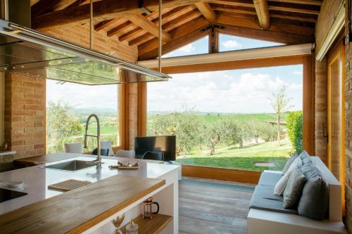 una cucina a pianta aperta e un soggiorno con una grande finestra di Tenuta dei Mori-Wine Relais Events a Villanova
