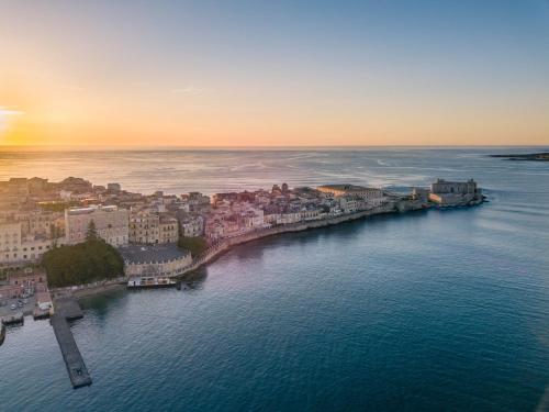 een luchtzicht op een stad op het water bij A Casa di Sonia in Siracusa