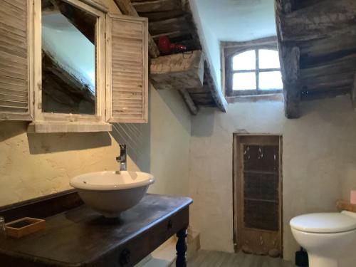 une salle de bain avec un lavabo et des toilettes dans l'établissement Domaine de Montagnol, à Sauveterre