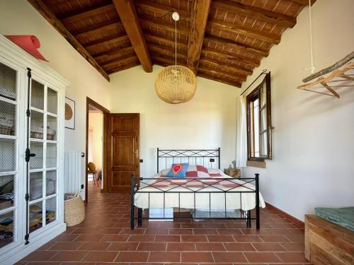 um quarto com uma cama e um tecto de madeira em Il Cipresso em Cecina