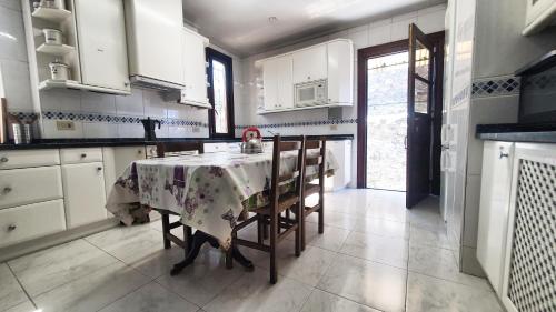 Kuchyň nebo kuchyňský kout v ubytování TUUL ETXEA, Habitación en caserío a 8km de Bilbao, Baño compartido