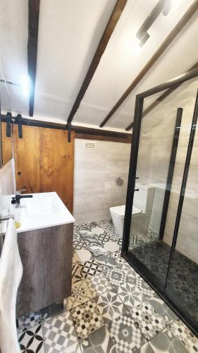 Koupelna v ubytování TUUL ETXEA, Habitación en caserío a 8km de Bilbao, Baño compartido
