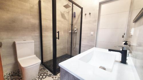 Koupelna v ubytování TUUL ETXEA, Habitación en caserío a 8km de Bilbao, Baño compartido
