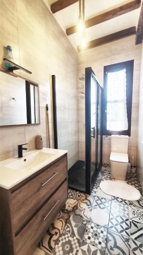 Koupelna v ubytování TUUL ETXEA, Habitación en caserío a 8km de Bilbao, Baño compartido