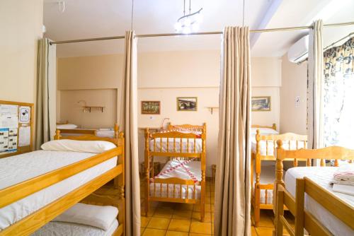 1 Schlafzimmer mit 2 Etagenbetten und einem Fenster in der Unterkunft Albergue de Peregrinos Ultreia et Suseia in Sigüeiro
