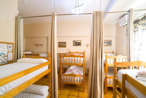 a bedroom with two bunk beds and a window at Albergue de Peregrinos Ultreia et Suseia in Sigüeiro