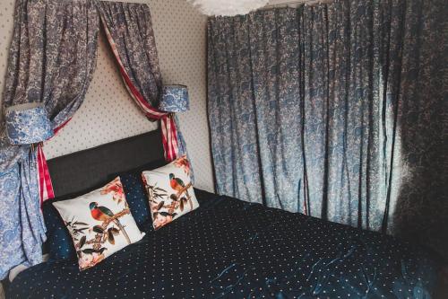 クングスバッカにあるNew and cosy apartment on a farmのカーテン付きの客室の小さなベッド1台分です。
