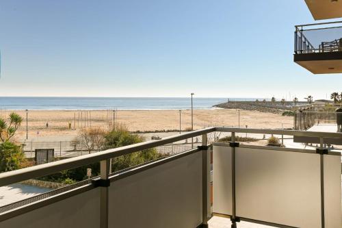 AT066 Primera línea, reformado, vista playa