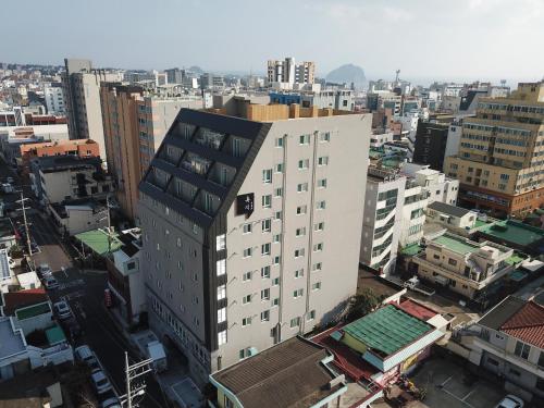 einen Blick über ein großes weißes Gebäude in einer Stadt in der Unterkunft Hotel Rest Seogwipo in Seogwipo