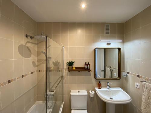 La salle de bains est pourvue d'un lavabo et d'une douche. dans l'établissement Casa Margarita, à Chiclana de la Frontera