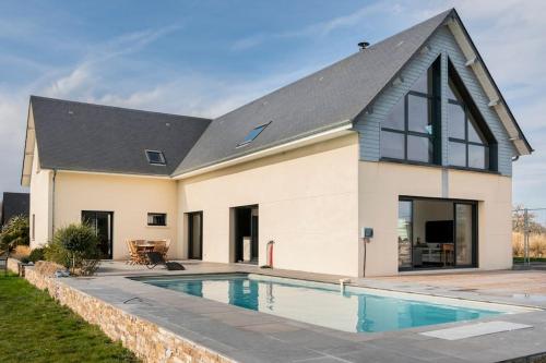 une maison avec une piscine devant dans l'établissement Villa des Vergers, à Cornihout-du-Mesnil