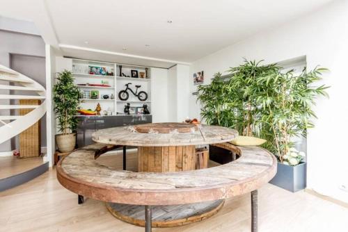 a living room with a table and some plants at Appartement de 3 chambres avec spa terrasse amenagee et wifi a Colombes in Colombes