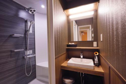 富士河口湖的住宿－Villa Saison Fuji ヴィラ セゾン フジ，一间带水槽和淋浴的浴室