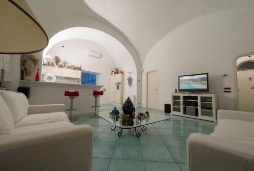 sala de estar con sofá y mesa en Amalfi Coast Boutique apartment -sea view - AQUAMARINA, en Minori