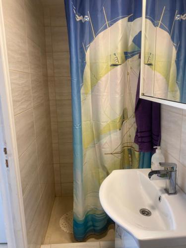 Bilik mandi di Aqua Bella Apartman
