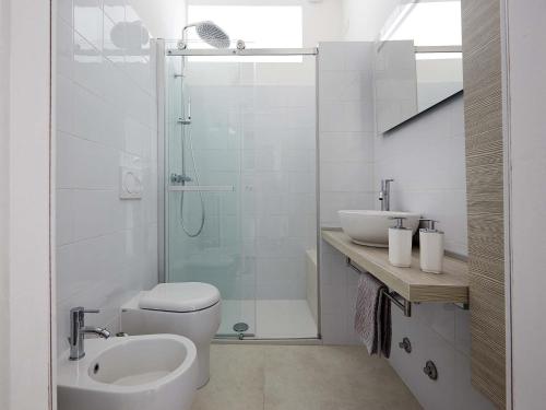 een badkamer met een douche, een toilet en een wastafel bij Casa di Franco Navigli in Milaan