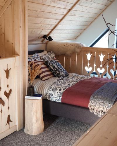 a bedroom with a bed in a cabin at Owczarnia Tatry in Bukowina Tatrzańska