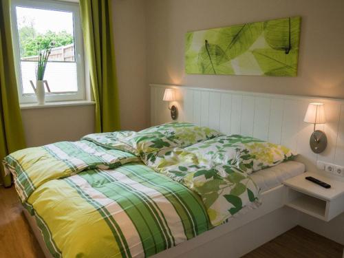 een bed in een slaapkamer met een raam bij Lindenhof in Kleinwessek