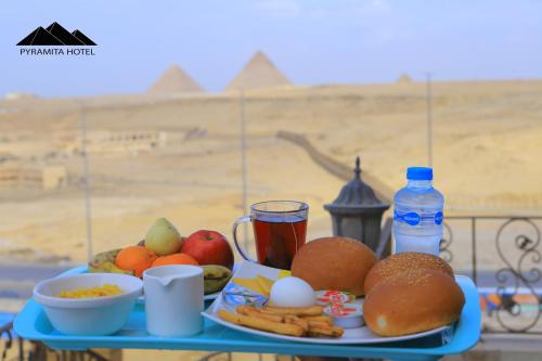 - un plateau bleu avec des aliments pour le petit-déjeuner sur une table dans l'établissement Pyramita Hotel, au Caire