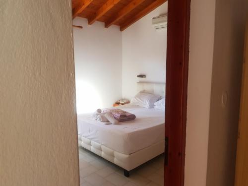 1 dormitorio con 1 cama blanca en una habitación en Kaiti Villa 4 en Koukounaries