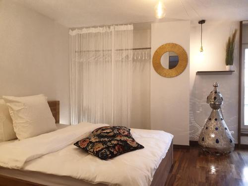 チューリッヒにあるOld Town Suite with two roomsのベッドルーム(ベッド1台、鏡付)