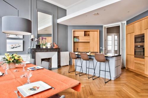 une cuisine et un salon avec une table et des chaises dans l'établissement En plein centre ville appartement d'exception, à Nantes