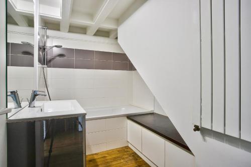 une salle de bain avec un lavabo et une baignoire dans l'établissement En plein centre ville appartement d'exception, à Nantes