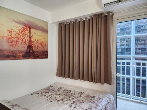 マニラにあるJana@ShoreC2のエッフェル塔が見える寝室