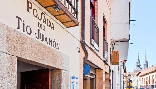 a street sign on the side of a building at Posada del Tio Juanón in Navalcarnero
