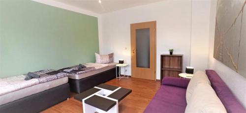 salon z 2 łóżkami i kanapą w obiekcie Apartment für bis zu 7 Personen mit Balkon w mieście Halberstadt