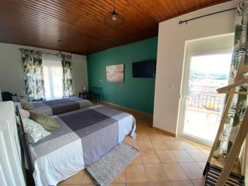 Postel nebo postele na pokoji v ubytování Laki's House Οροφοδιαμέρισμα με σοφίτα