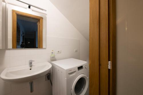 een badkamer met een wasmachine en een wastafel bij La casa del Conte - Amalfi Coast in Amalfi
