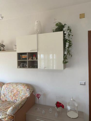 uma sala de estar com um sofá e um armário em Appartamento Adriana em Trecase