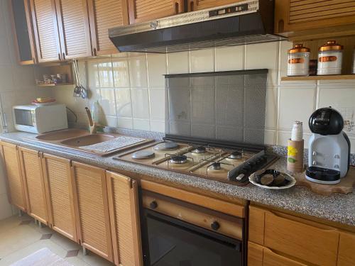 uma cozinha com um fogão e uma bancada em Appartamento Adriana em Trecase