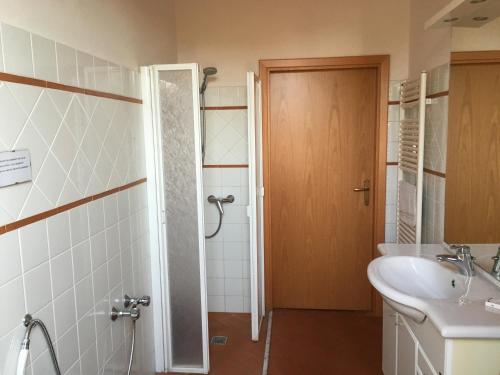 PolveretoにあるCasa Rossaのバスルーム(トイレ、洗面台、シャワー付)