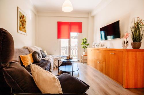 TV a/nebo společenská místnost v ubytování Melos House - Charming Apartment with Jacuzzi in the Heart of the City Perfect for Memorable Summer Experiences By Villa Mana Gers