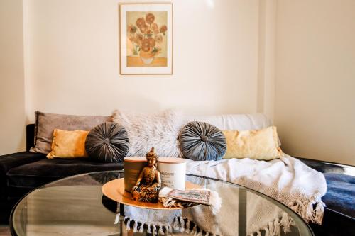 uma sala de estar com um sofá e uma mesa de vidro em Melos House em Zakynthos Town