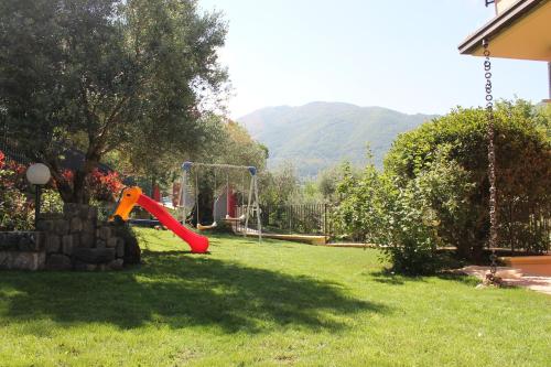 Taman di luar B&B Lo Scoiattolo del Pollino