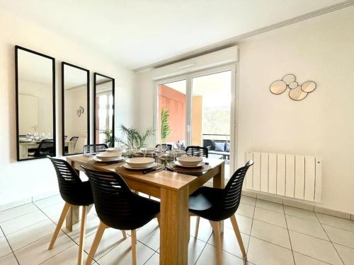 une salle à manger avec une table et des chaises en bois dans l'établissement Le Central - Confort et Calme au centre-ville - Lits Queen Size, à Bellegarde-sur-Valserine