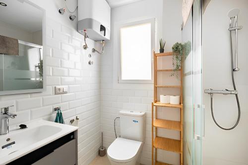 聖阿德里安德貝索斯的住宿－Terrace Apartment，浴室配有卫生间、盥洗盆和淋浴。